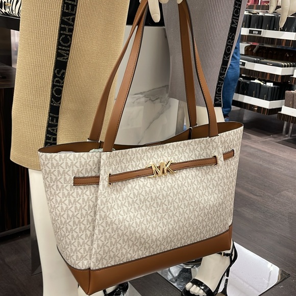 MICHAEL KORS
Reed Large Logo Belted Shoulder Tote Bag
Vanilla 
NWT - Picture 14 of 16